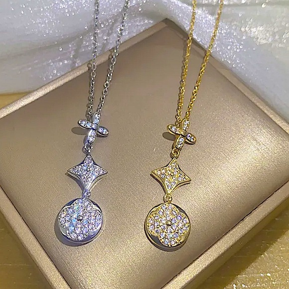 Silver Flour Leaf Clover Cubic Zircon Necklace - Picture 6 of 6